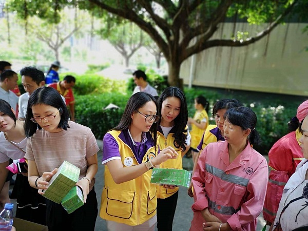 给环卫工人讲解药品使用说明.jpg