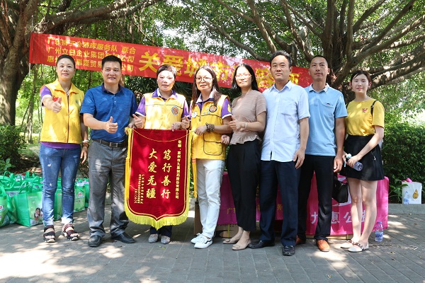 环卫所给九惠公益赠送锦旗.jpg