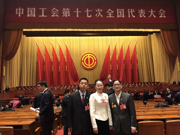 左边李宝林代表，中间杨慧红代表，右边朱晓代表.jpg